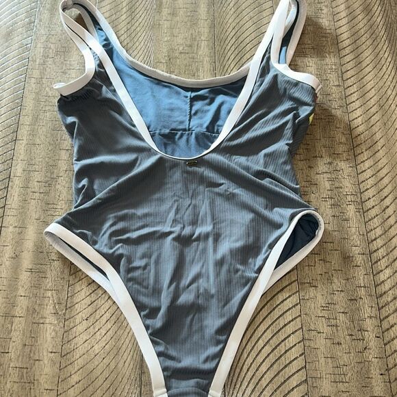 Rip curl 🏄🏻♀️🌊 Rainbow 🌈 Stripe One Piece Lined Swimsuit🩱Stays Put! - Picture 4 of 17